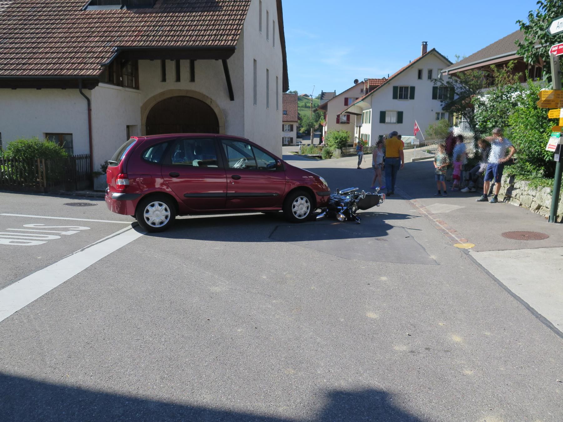 Kollision Zwischen Personenwagen Und Motorrad Motorradfahrer Verletzt — Basellandch 7380