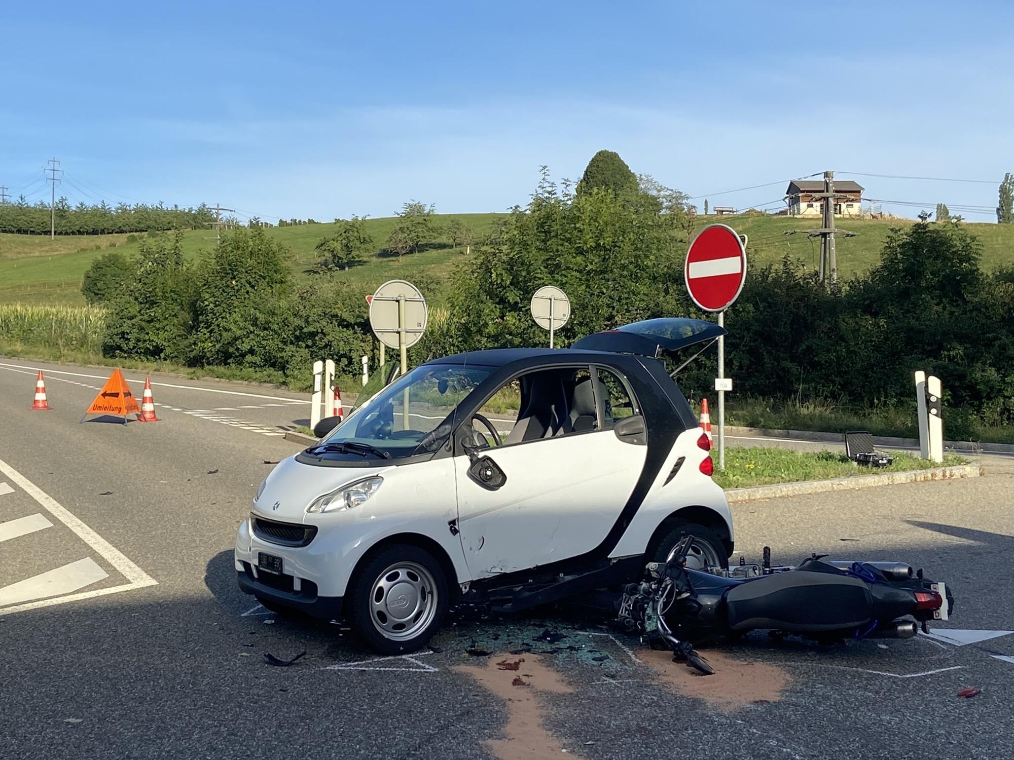 Kollision Zwischen Personenwagen Und Motorrad Motorradlenker Schwer Verletzt — Basellandch 4002