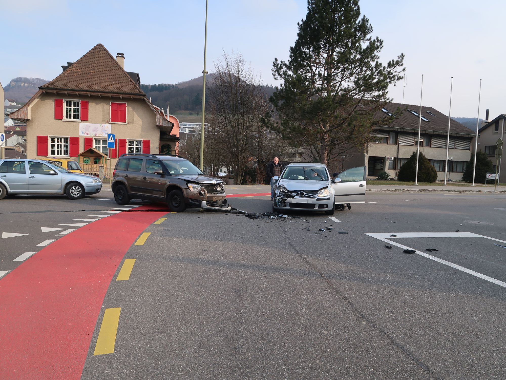 Kollision Zwischen Zwei Personenwagen Zwei Personen Verletzt — Basellandch 3951